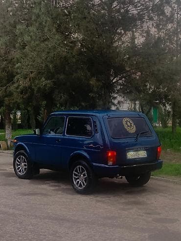 niva satisi: LADA Niva 4x4, mavi rəng, 3 qapılı off-road kuzov. Güclü tam ötürücülü — 4