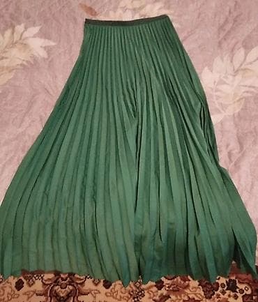 Yaşıl plisəli ətək - Model: pliseli, axıcı siluet - Uzunluq: midi -