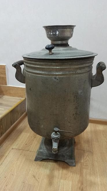 samovar satiram: Köhnə tip kömür/odunla işləyən samovar. 50 litrlik mis — 3