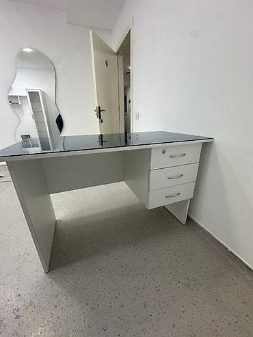 Ofis mebel dəsti - İş masası: Aşağı hissədə sağ tərəfdə 3 çekmecəli