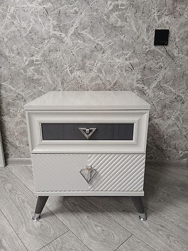 tumboçka: Ağ rəngdə dəbli mebel dəsti Tərkibi: - Güzgülü makiyaj/iş masasının — 2