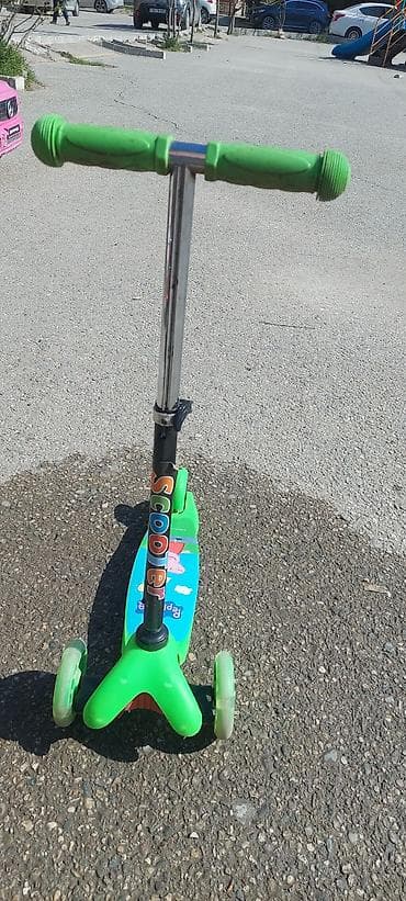 ucuz raf: Uşaq skuteri – 3 təkərli, yaşıl rəngdə - Ön tərəfdə iki təkər, arxada — 3