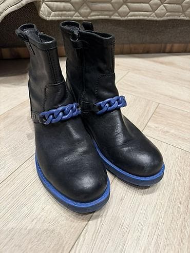 Qara dəridən hazırlanan qısa booti - Dizayn: Ön hissədə dekorativ iri