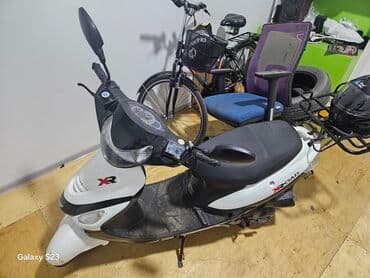 фольксваген пассат б5 1 8: XROAD XR skuter - Ağ-qara rəng sxemi, kompakt və şəhər içi hərəkət — 3