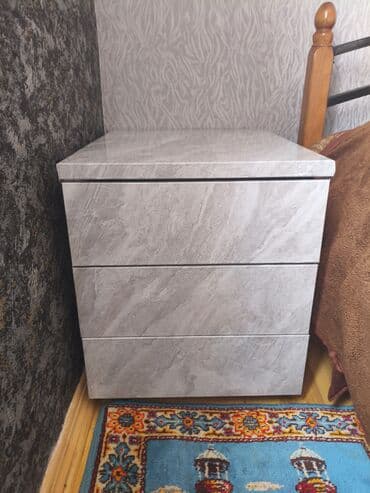 Məhsul: Komod / yataq yanı tumbası - Dizayn: Minimalist, tutacaqsız