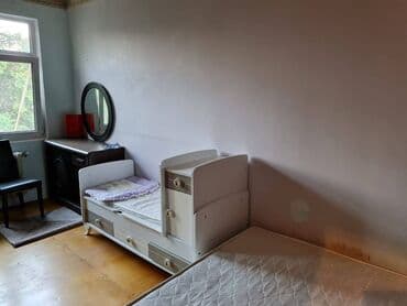 kirayə ucuz ev: 7ci mikrorayonda. 5/5, orta təmirli bütün əşyaları ilə 2 otaq, YALNIZ — 15