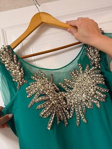zumrud: Zümrüd-yaşıl rəngdə uzun ziyafət geyimi. - Modell: balıq kəsimi — 1