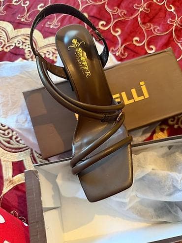 Basanoşka və səndəllər: Qadın sandaleti – Safir Shoes

Tezedir isdifede olunmayıb — 1