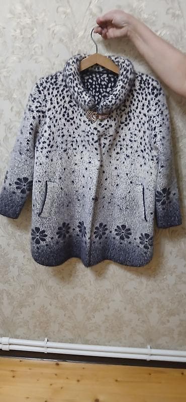 Qadın üçün isti üst geyim – qısa palto/kardiqan tipli. - Rəng: boz-ağ