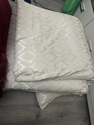 Zərif naxışlı, krem rəngində yorğan dəsti. - Material: parıldayan, sıx