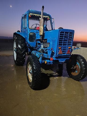 kubota: Mavi rəngdə təkərli kənd təsərrüfatı traktoru. Texniki xüsusiyyətlər — 1