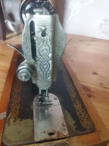antik pullar: Məhsul: Mexaniki tikiş maşını (köhnə model, dekorativ işləmələr ilə) — 3