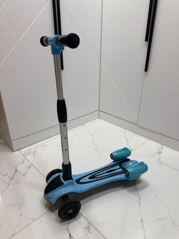 трюковой самокат в бишкеке: Açıq mavi rəngdə olan üçtəkərli skuter. Skuterin hündürlüyü — 1