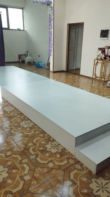 стол компьютерный складной трансформер: Ağ rəngli modular podium/səhnə platforması - İki hissədən ibarət — 1