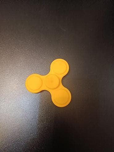 Uşaq dünyası: Sarı fidget spiner (3 qanadlı) - Material: yumşaq silikon örtüklü — 1
