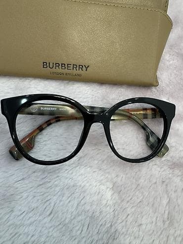qizi: Gün eynəyi, Burberry — 1
