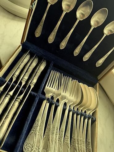 hascevher granit tava: Antik üslubda bəzəkli süfrə dəsti – metal çəngəl, bıçaq və qaşıqlardan — 2