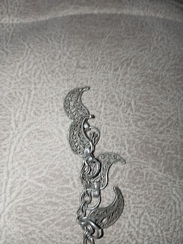 gümüş sep qadın: Gümüş rəngli bəzəkli boyunbağı Milli Buta, çox qədimidir - Material — 9