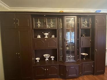 qoz: Klassik üslubda iri salon divar mebeli (sekretar vitrinli) - — 2