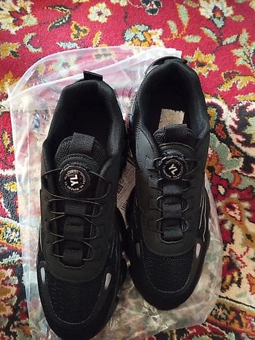 Ayaqqabılar: Sifariş edilib razmer sehv olub.42 razmerdi, yenidi. Metroda vere — 1