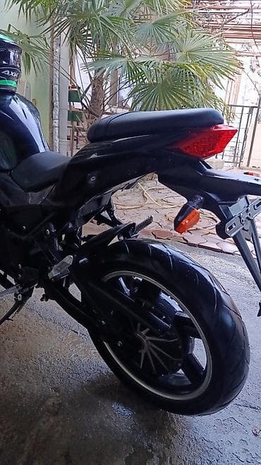 Qara rəngli sport tipli motosiklet Xüsusiyyətlər: - Tam kapirovkalı — 2
