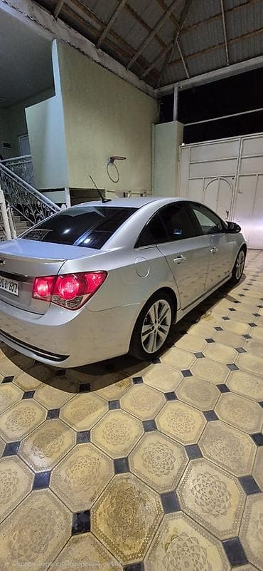 daxili kredit maşın: Chevrolet Cruze sedan – gümüşü rəng. Xüsusiyyətlər və detallar: - — 4