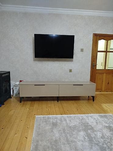 Düz TV altlığı, Polkalı, Laminat