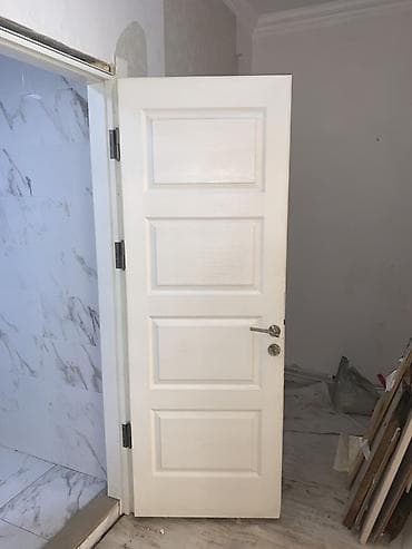 Ağ rəngli otaq qapıs - 4 ədəd var eyni bu qapıdan. Evi təmir edib