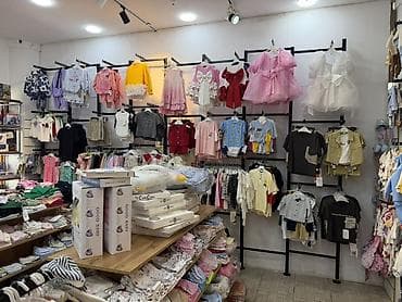 MAGAZA BAGLANIR BUTUN GEYIMLER MAYADAN QAT QAT AYAGI ZIYANINA . Uşaq