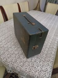 pul daxılı: Kompakt çamadan tipli mexaniki patefon. Xüsusiyyətlər: - Qol ilə — 6