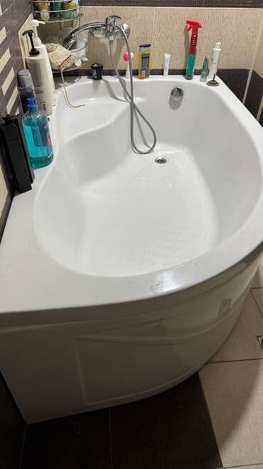 Künc tipli akril vanna kabini - Forma: üçbucaq/künc yerləşdirmə üçün