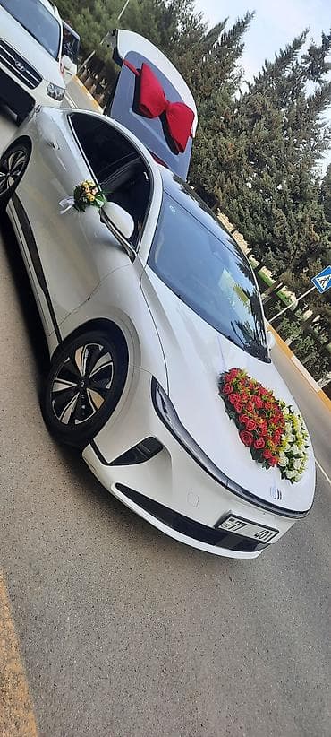 Her sey daxil Toy və tədbirlər üçün elektrik sedan kirayəsi -