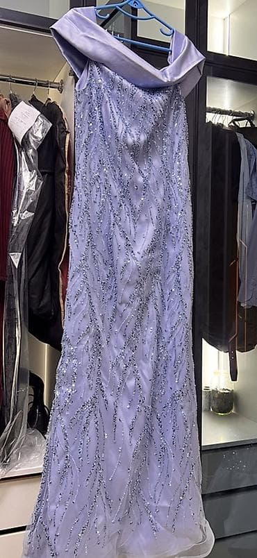 Zərif şam yuxusu tonlarında (lilac/boz-bənövşəyi) uzun ziyafət/libas