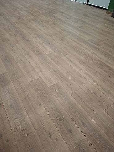 Rezin döşəmə örtüyü: Laminat döşəmə – təbii ağac fakturalı, qəhvəyi/boz tonlarda taxta — 2