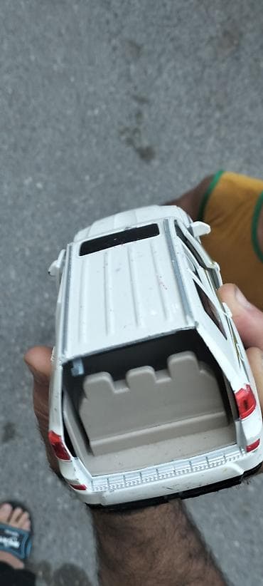 Искусство и коллекционирование: Ağ rəngli metal korpuslu Land Cruiser tipli oyuncaq SUV model maşın — 1