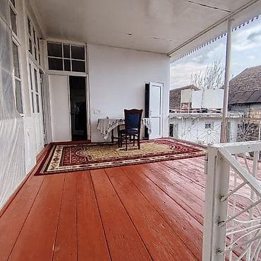 Mənzillər: Satılır: həyət evi - Geniş həyətli, bir mərtəbəli ev. Evin önündə — 8