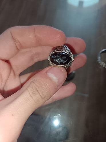 Qol saatları və aksesuarlar: Kişi üzüyü – oval qara daşlı əqiq - Material: metal əsas (gümüş rəngli — 1