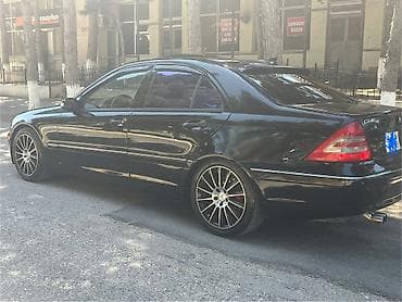kia satisi: Mercedes-Benz C-Class sedan (W203), qara rəng. - Kuzov: 4 qapılı — 1