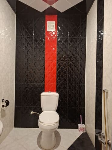 Dekorativ divar panelləri: Ağ və qara rənglərdə keramik plitələrlə döşənmiş müasir hamam. Hamam — 5