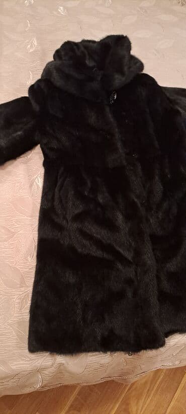 Zərif qara rəngdə, yumşaq xəzdən hazırlanmış soyuq havalar üçün lalafo.az -da Zərif qara rəngdə, yumşaq xəzdən hazırlanmış soyuq havalar üçün