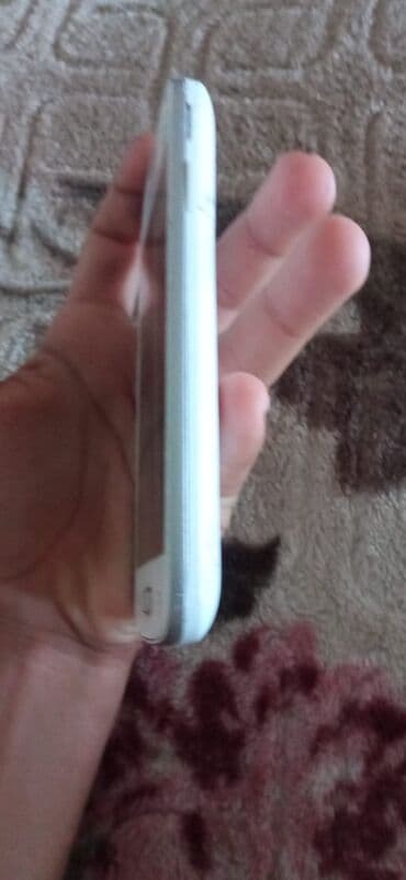 телефон баку: Ağ rəngli kompakt smartfon Xüsusiyyətlər: - Korpus: qapaqlı arxa — 2