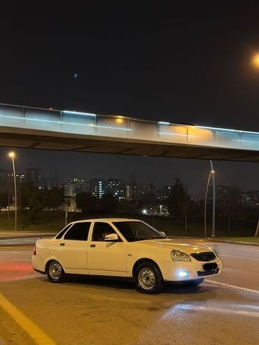 ваза напольная стеклянная высокая без узора: LADA Priora sedan – ağ rəng, 4 qapılı, arxa ötürücülü. Salam maşın — 2