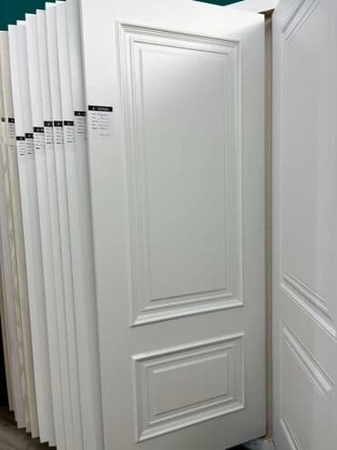 продам двери межкомнатные: Ağ rəngdə, zərif oymalarla bəzədilmiş qapı. Bu qapı, evinizə klassik — 1