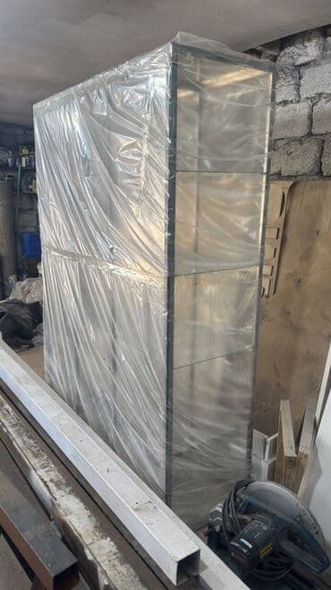 вешалки для магазина: Bu şüşəli vitrin mağazalar, sərgilər və ya kolleksiyaların nümayişi — 5