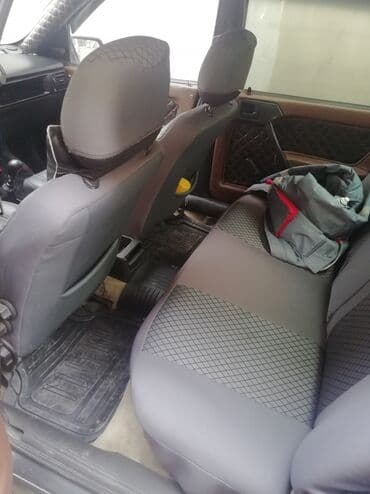 Digər nəqliyyat: Opel sedan • Kuzov: qara rəng, ön-arka tam ölçülü bamperlər, arxa — 4