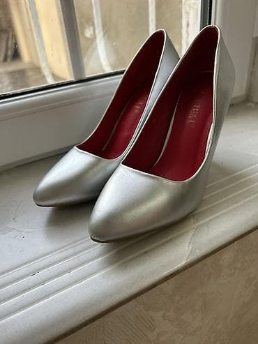 green tea parfum: Gümüş rəngli qadın tuflisi – L’ETUAI - Model: Klassik stiletto - — 1