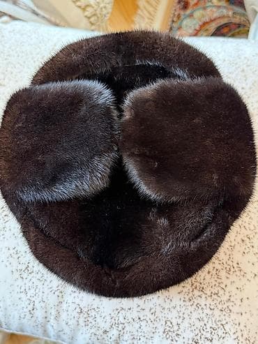 paltar ipi: Təsvir: - Qəhvəyi rəngdə klassik kürk papaq (şapka). - Təbii kürk — 1