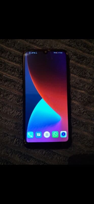 Android smartfon Xüsusiyyətlər: - Ekran: damla şəklində ön kamera