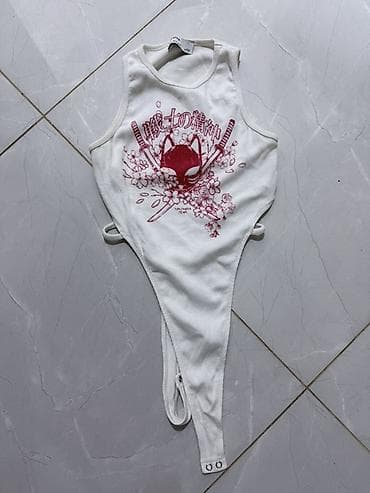 Ağ rəngli qadın bodisi – qolsuz, dəyirmi yaxalı. Ön hissədə qırmızı