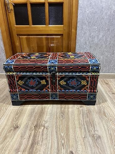 sandıg: Rəngli naxışlarla bəzədilmiş dekorativ sandıq/kofra. Xüsusiyyətlər: - — 5